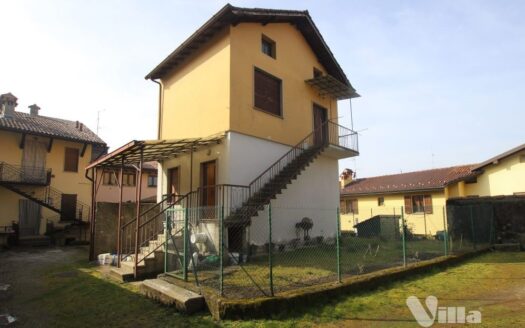 Fabbricato da ristrutturare con giardino