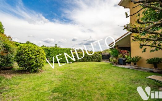 Villetta con piscina e campo da tennis