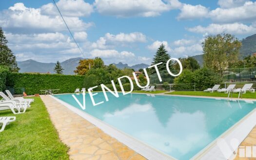 Appartamento con piscina e vista lago