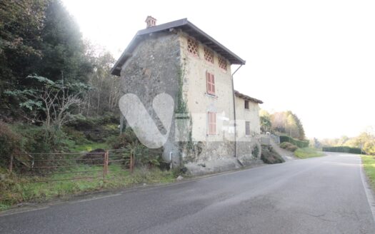 Rustico con terreni agricoli