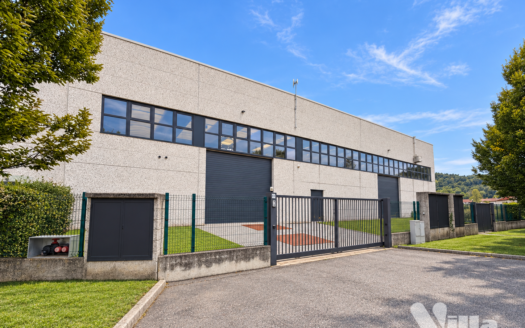 Capannone con uffici ed area esterna